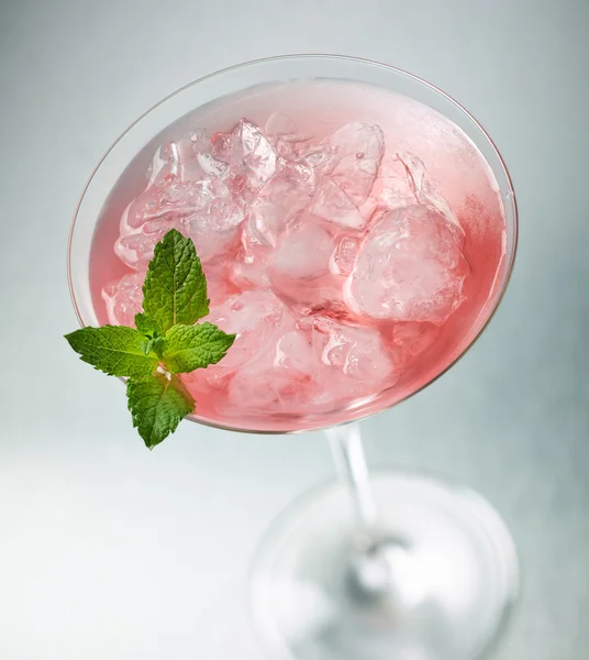 Холодный розовый коктейль — стоковое фото