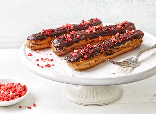 Eclairs de chocolate recién horneados — Foto de Stock