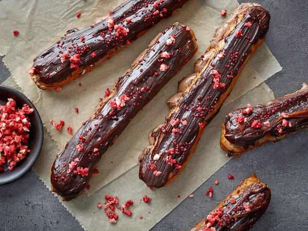 Świeżo upieczone eclairs czekolady — Zdjęcie stockowe