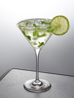 Bir bardak buzlu kokteyl.