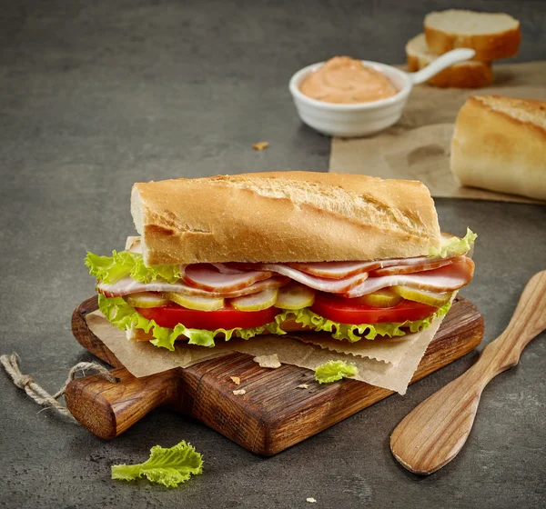 Sandwich à la viande et légumes fumés — Photo