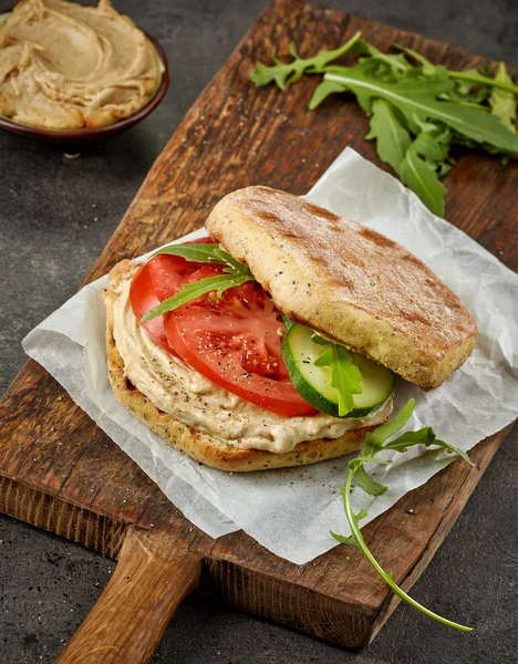 Sandwich, és humusz- és zöldségfélék — Stock Fotó