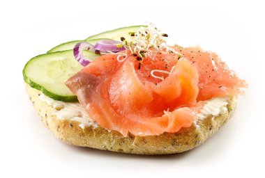 somon füme ve salatalık ile ekmek