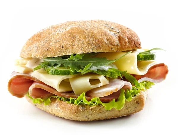 Panino con pancetta, formaggio e cetriolo — Foto Stock