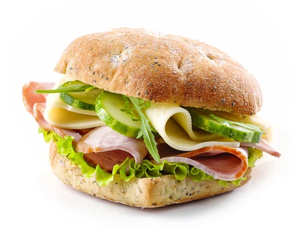 Panino con pancetta, formaggio e cetriolo — Foto Stock