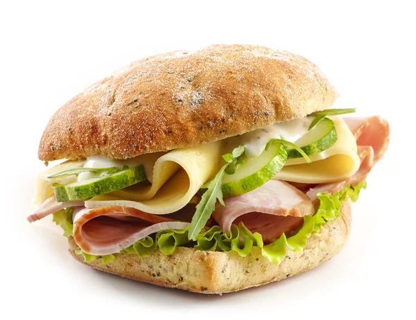 Panino con carne, formaggio e verdure — Foto Stock