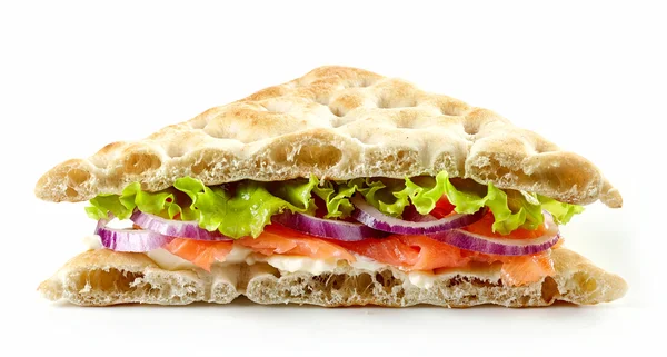 Sandwich met gerookte zalm en uien — Stockfoto