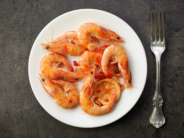 Gambas fritas en plato blanco —  Fotos de Stock