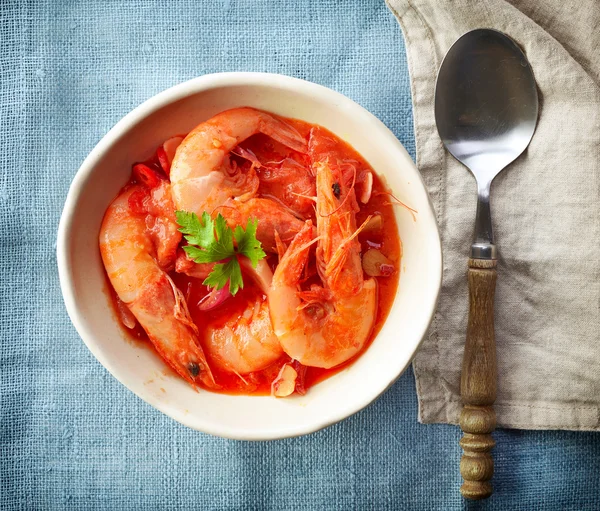 Миска помидоров и креветочного супа — стоковое фото