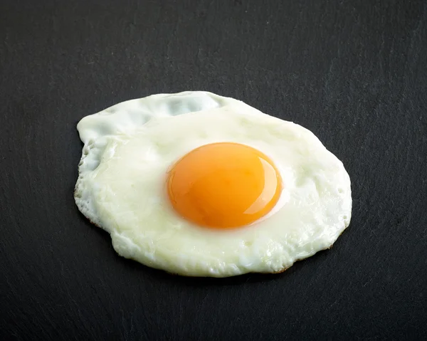 Яйцо на черном фоне — стоковое фото