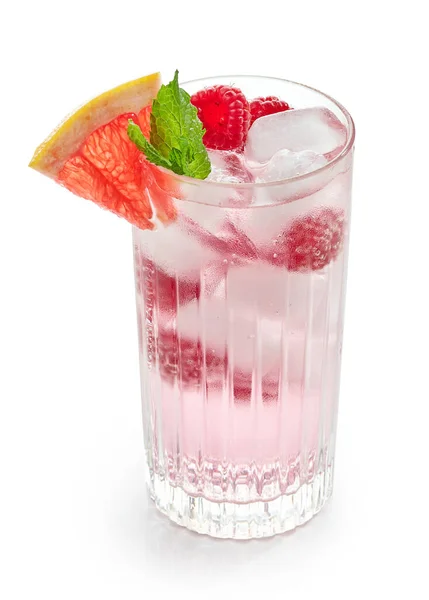 Szklanka Mrożonego Napoju Bezalkoholowego Świeżymi Malinami Białym Tle — Zdjęcie stockowe