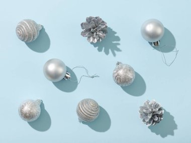 mavi kağıt zemin üzerinde çeşitli gümüş rengi Noel süslemeleri, üst görünüm, düz uzanma