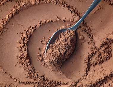 Bir kaşık kakao tozu, üst manzara.