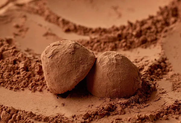 Kakao Tozu Arkaplanda Çikolatalı Trüf Seçici Odak — Stok fotoğraf