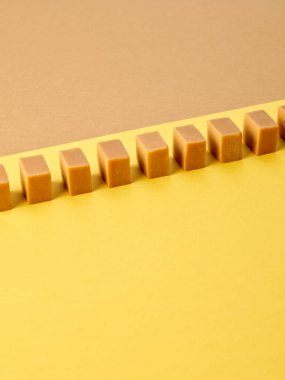 Renkli kağıt arkaplanda karamel şeker satırı
