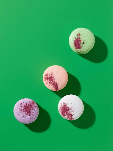 Vari Macaron Francesi Decorati Con Polvere Piante Colorate Sfondo Verde — Foto Stock