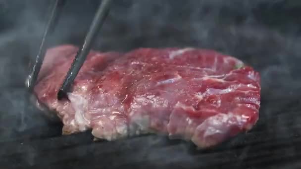 在烤盘上准备的一块新鲜生牛肉牛排 — 图库视频影像