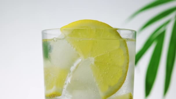 Vidro de água gelada com limão — Vídeo de Stock