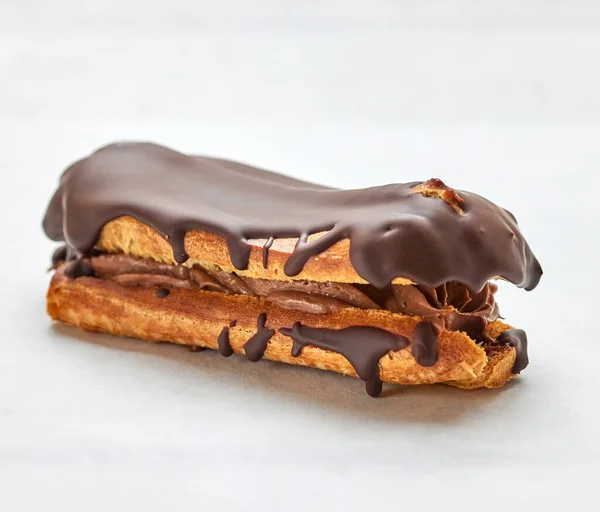 Frisch Gebackenes Eclair Auf Weißem Hintergrund — Stockfoto