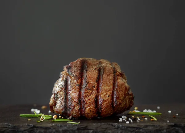 Grillezett Marhahús Filé Steak Fekete Vágódeszkán — Stock Fotó