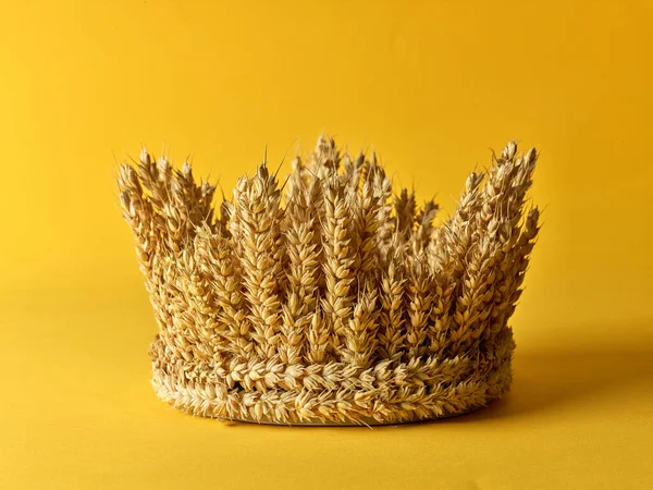 Венец Колосьев Пшеницы Зерновых Желтом Фоне — стоковое фото