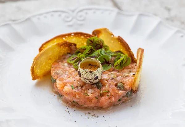 Plato Tartar Salmón Con Huevo Crudo Rebanadas Pan Tostado Cerca —  Fotos de Stock