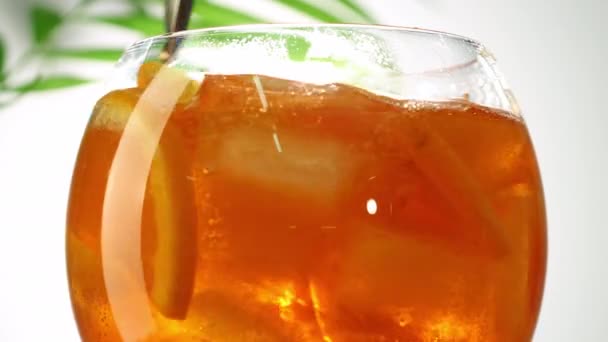 Oranžová aperol spritz koktejlové sklo detailní míchání s koktejlovou lžičkou — Stock video