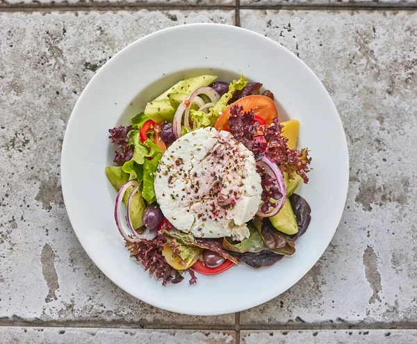 Portion Griechischer Salat Auf Weißem Teller Ansicht Von Oben — Stockfoto