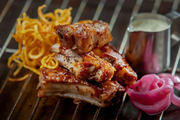 Freshly Grilled Ribs Onion Sauce — Stock Photo, Image