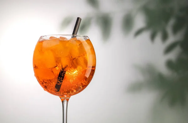 Verre Cocktail Spritz Apéro Orange Sur Fond Feuilles Défocalisées — Photo