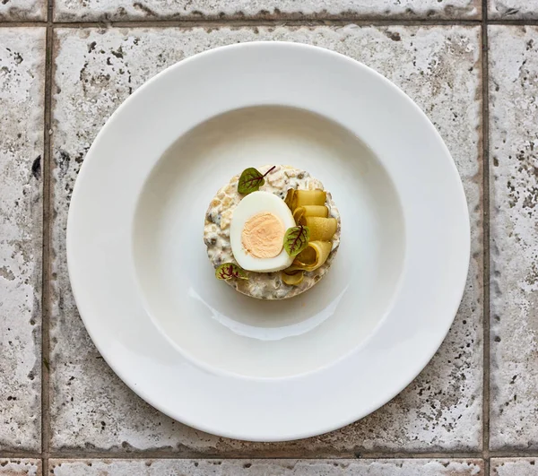 Portion Oliviersalat Auf Weißem Teller Ansicht Von Oben — Stockfoto