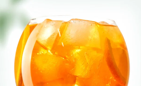 Closeup Του Aperol Spritz Ποτήρι Κοκτέιλ Παγάκια Και Φέτες Πορτοκαλιού — Φωτογραφία Αρχείου