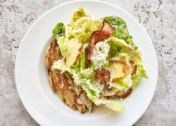 Del Cesarsallad Med Kyckling Vit Tallrik Ovanifrån — Stockfoto