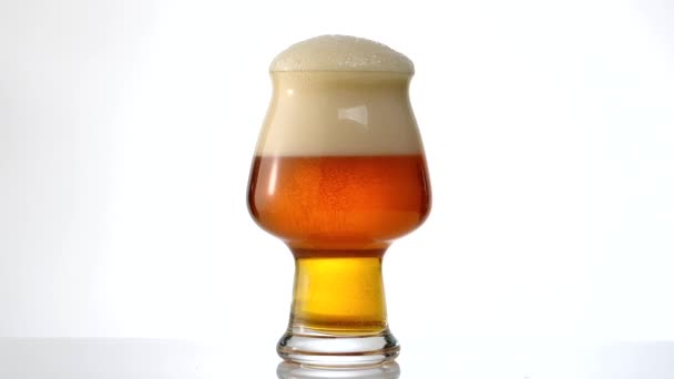 新鲜的泡沫工艺手工艺者啤酒在玻璃杯放大 — 图库视频影像