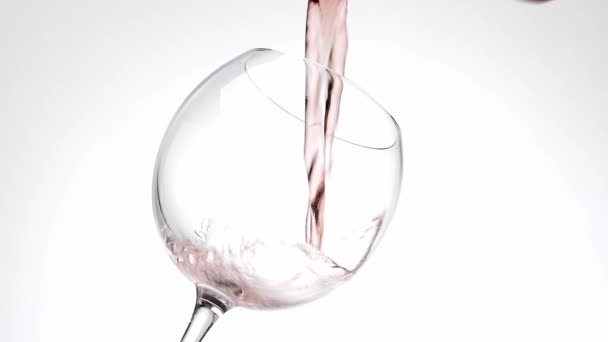 Zbliżenie Kieliszka Czerwonego Wina Białym Tle Zwolnione Tempo Wino Wlewające — Wideo stockowe