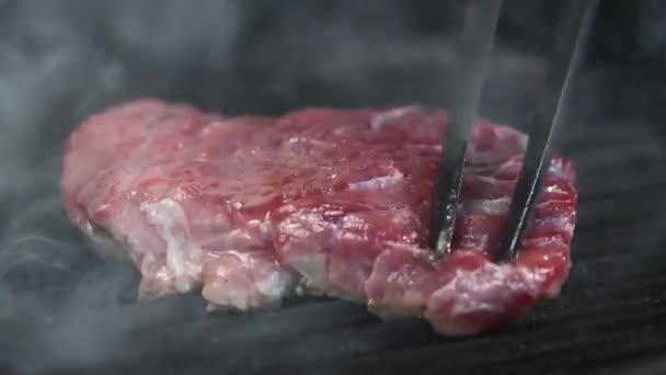 Bife Carne Crua Frito Uma Panela Churrasqueira Fumegante Quente — Vídeo de Stock