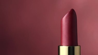 Kırmızı döner lüks ruj yakın plan