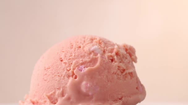 Primer Plano Cucharada Helado Rosado Giratorio Salsa Chocolate Blanco Que — Vídeos de Stock