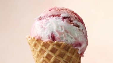 Vanilyalı ve çilekli dondurmayı waffle kepçesinde çevirin.