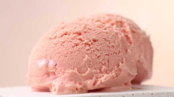 两个粉色冰淇淋勺在米色背景下的特写 — 图库视频影像