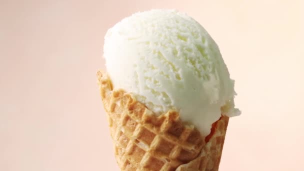 在华夫饼勺中旋转香草冰淇淋的特写 — 图库视频影像