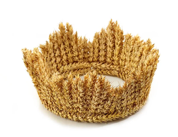白い背景に隔離された穀物の小麦の耳で作られた冠 — ストック写真