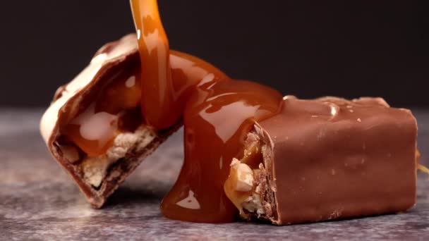 Salsa Caramelo Derretido Verter Trozos Chocolate Rotos Primer Plano — Vídeos de Stock