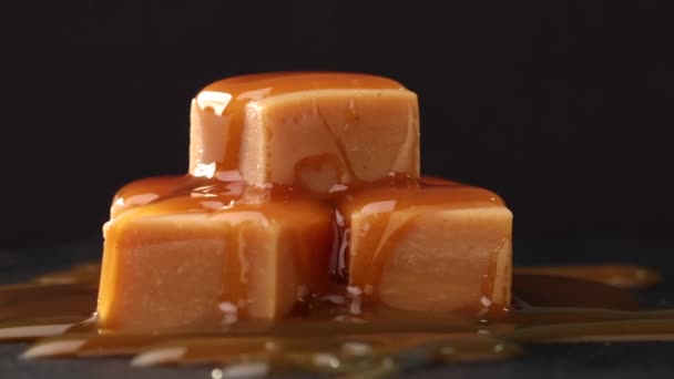 Bonbons Caramel Rotatifs Recouverts Sauce Caramel Fondu Gros Plan Sur — Video