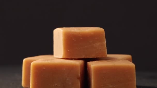 Sauce Caramel Fondu Versant Sur Des Bonbons Caramel Rotatifs Gros — Video