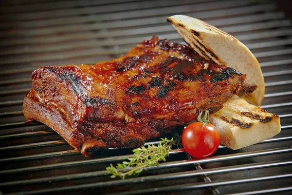 Costillas Cerdo Recién Asadas Con Pan Tostado Tomate — Foto de Stock