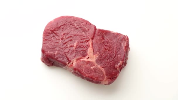 Zblízka Otáčení Syrové Hovězí Steak Maso Bílém Pozadí Horní Pohled — Stock video