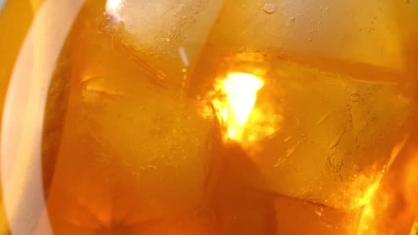 Cámara lenta primer plano de la vuelta naranja aperol spritz copa de cóctel con cubitos de hielo y rebanadas de fruta — Vídeo de stock