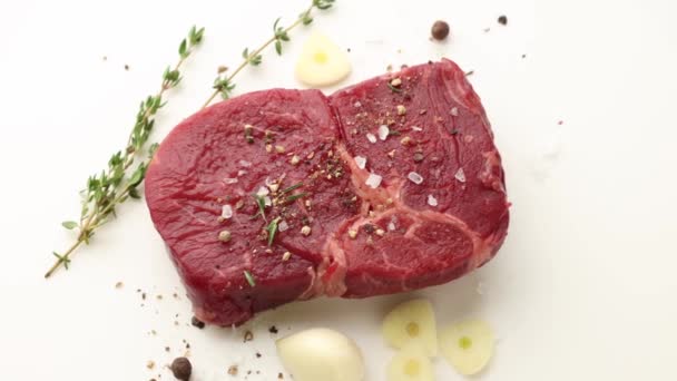 Zblízka Čerstvé Syrové Hovězí Steak Maso Solí Kořením Připravené Grilování — Stock video