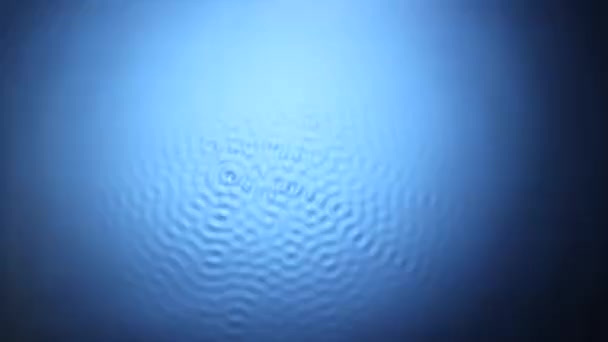 Vibración de ondas sonoras en el primer plano de la superficie del agua. fondo de agua — Vídeos de Stock